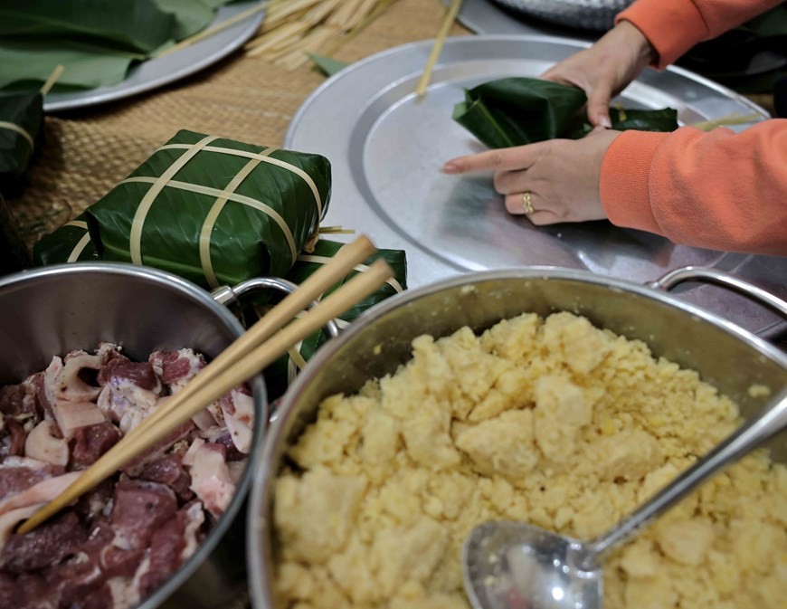 For generations, square glutinous rice cakes, known as “banh chung”, have been a joyful symbol of Tet. Despite changes in society, the tradition of making and sharing “banh chung” remains a vital aspect of Vietnamese culture. (Photo: VNA)