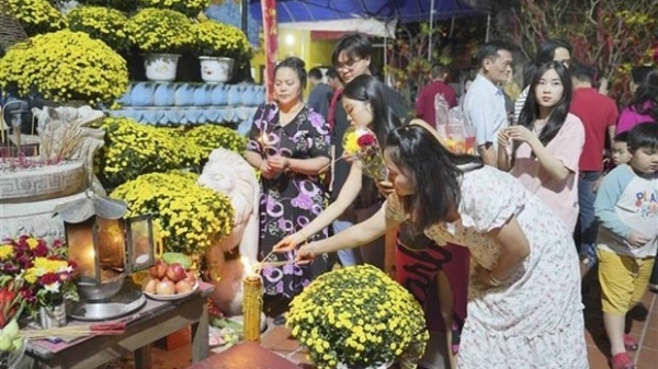 Vietnamese in Laos maintain tradition of going to pagodas during Lunar New Year
