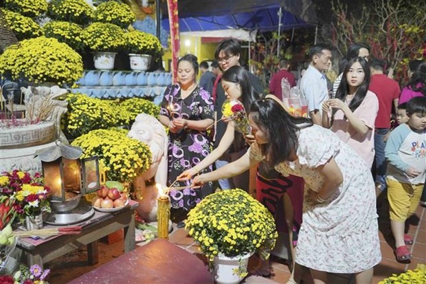 Vietnamese in Laos maintain tradition of going to pagodas during Tet