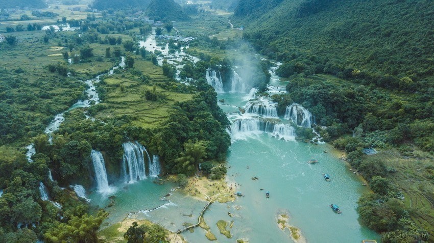 Ban Gioc Waterfall consists of many cascading smaller waterfalls. (Photo: VNA)