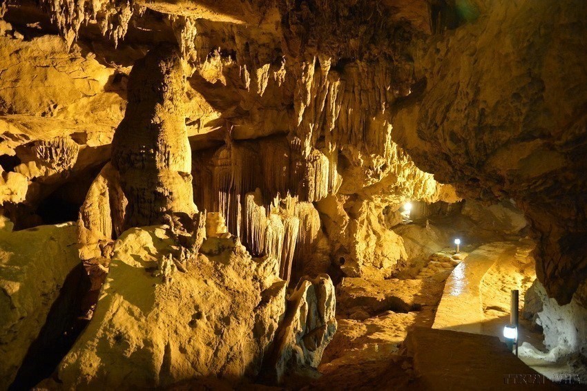 Stalactites and stalagmites form magical shapes in Nguom Ngao Cave. (Photo: VNA)