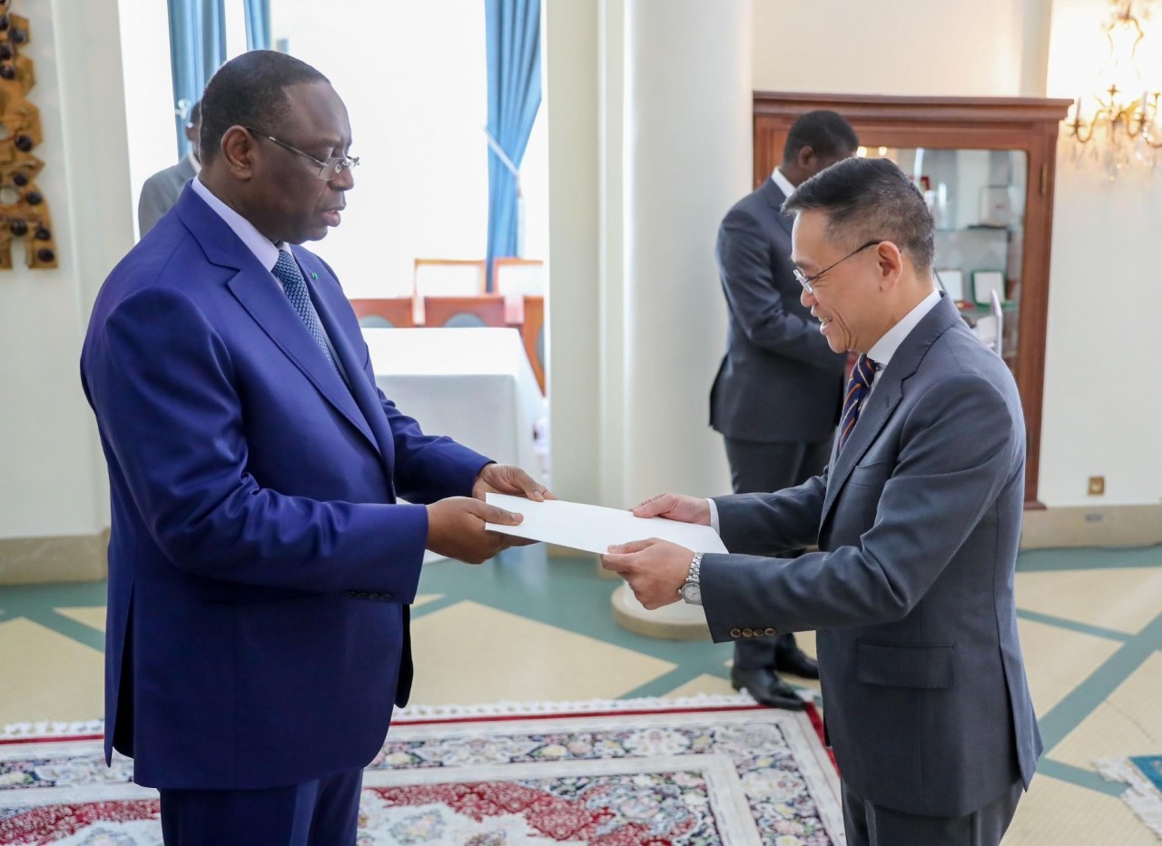 Vietnamese Ambassador to Algeria and Senegal Tran Quoc Khanh presents letter of credentials from President Vo Van Thuong to Senegalese President Macky Sall (Photo: VNA)