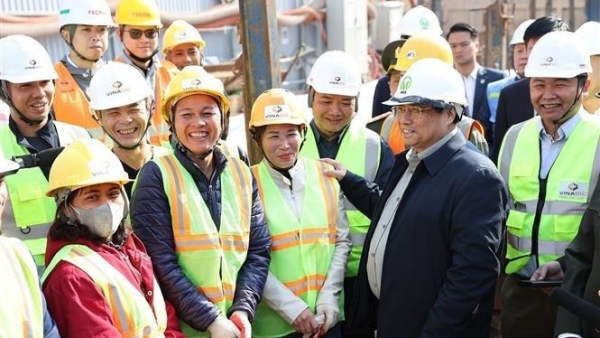 Prime Minister visits workers on duty during Tet holiday