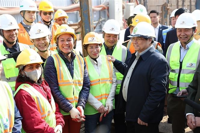 Thủ tướng Phạm Minh Ch&iacute;nh ch&uacute;c Tết người lao động đang thi c&ocirc;ng Dự &aacute;n đầu tư x&acirc;y dựng tuyến đường sắt đ&ocirc; thị Nhổn - ga H&agrave; Nội. Ảnh: Dương Giang-TTXVN