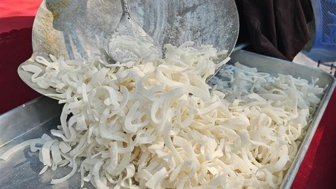 Candied coconut ribbons - An indispensable snack on Tet holiday