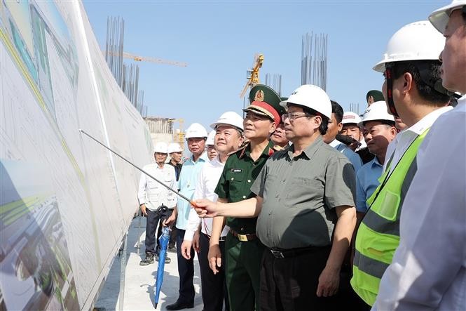 Prime Minister Pham Minh Chinh (C) with workers at the construction site of Station S12 (Photo: VNA)