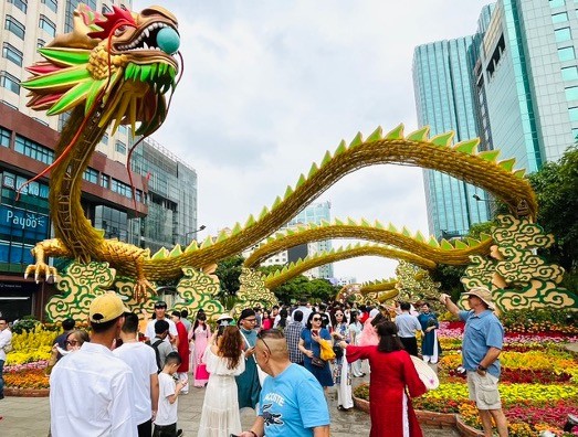 During the Lunar New Year 2024, Nguyen Hue flower street attracted many tourists to visit and take photos. (Photo: VGP)