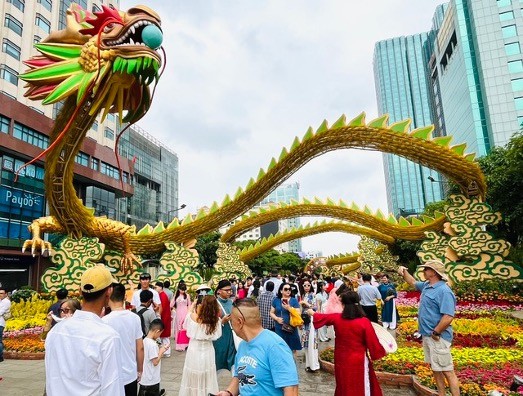During the Lunar New Year 2024, Nguyen Hue flower street attracted many tourists to visit and take photos. (Photo: VGP) During the Lunar New Year 2024, Nguyen Hue flower street attracted many tourists to visit and take photos. (Photo: VGP)
