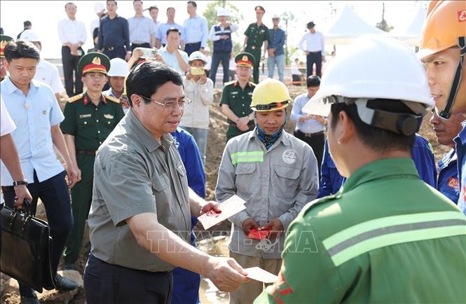 Prime Minister Pham Minh Chinh inspects key transport projects in southern region