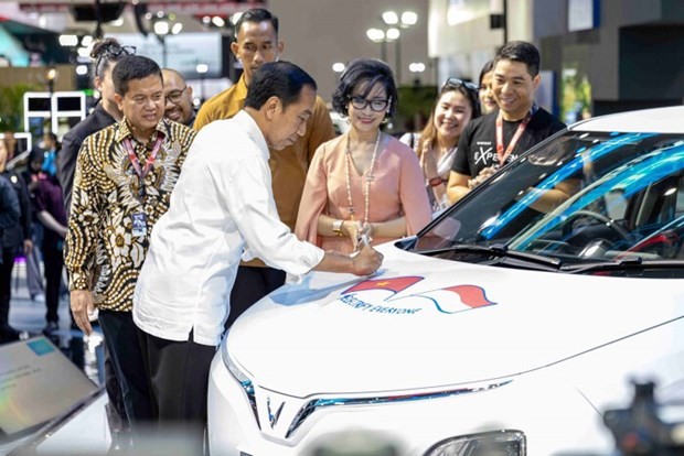 Indonesian President Joko Widodo signs on a VF 5 model at IIMS 2024. (Source: VinFast)