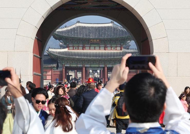 Domestic and overseas tourists visit Gyeongbok Palace in central Seoul, Monday. Yonhap