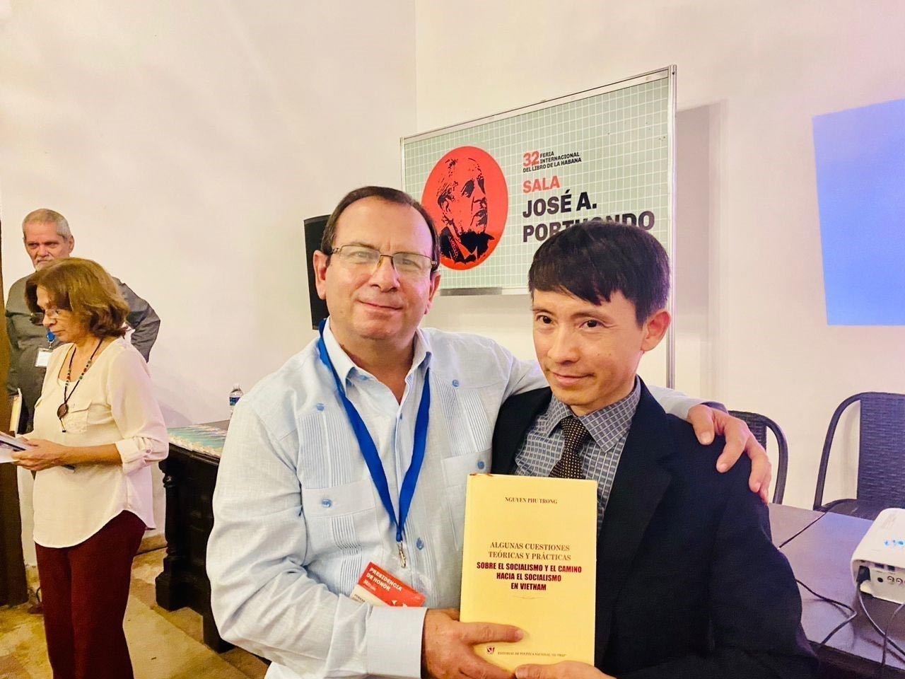 Phó Giám đốc, Phó Tổng Biên tập Nhà Xuất bản Chính trị Quốc gia – Sự thật, Võ Văn Bé tặng Chủ tịch Viện Cuba Hữu nghị với các Dân tộc, Anh hùng Cộng hòa Cuba Fernando González Llort cuốn sách của Tổng Bí thư Nguyễn Phú Trọng. Ảnh: Mai Phương - Pv TTXVN tạ