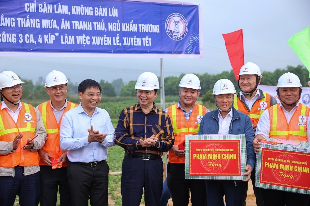Phó Thủ tướng Trần Hồng Hà tặng quà của Thủ tướng Chính phủ và động viên cán bộ, công nhân, người lao động trên công trường - Ảnh: VGP/Nhật Bắc