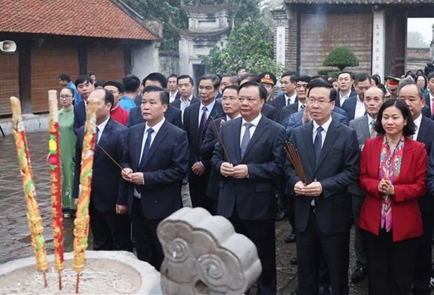 President Vo Van Thuong offers incense to ancient King An Duong Vuong