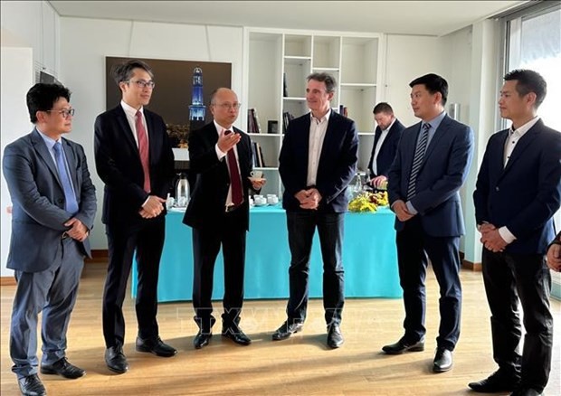 Ambassador Dinh Toan Thang (third from left) pays a working visit to Grenoble city. (Source: VNA)