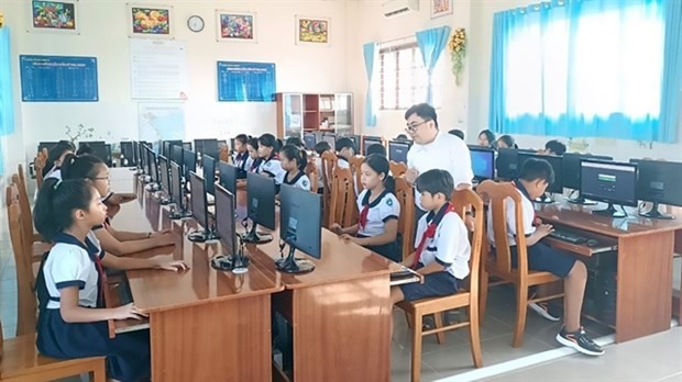 Students of Thanh An Primary School in Can Gio district participate in an informatics class under the digital classroom model being piloted in HCM City. (Photo: www.sggp.org.vn)