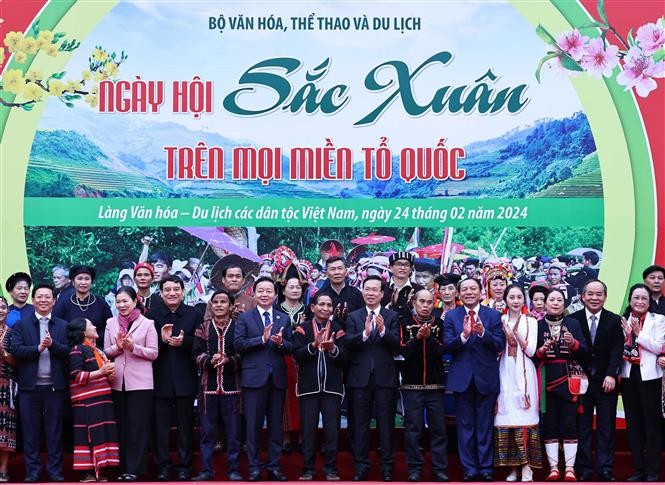 Chủ tịch nước Võ Văn Thưởng và các đại biểu với đại diện đồng bào các dân tộc Việt Nam. Ảnh: Thống Nhất – TTXVN