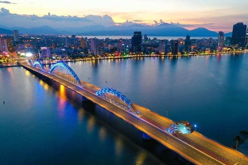 The Dragon Bridge in the central coastal city of Da Nang sparkling at night. (Photo: VNA)