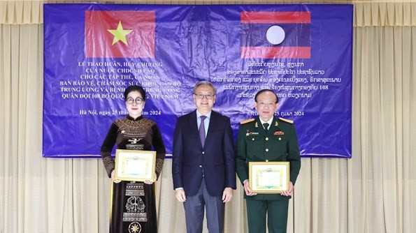 Laos grants Freedom Order to Healthcare Board, Central Military Hospital 108 of Vietnam.