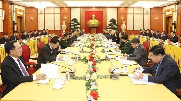 Vietnamese, Lao Party General Secretaries meet in Hanoi