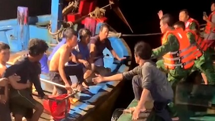 Ba Ria - Vung Tau authorities hand over 11 saved foreign sailors to Consulates General