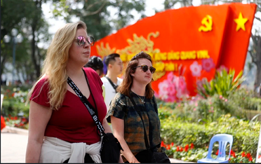 Foreign tourists in Hanoi (Photo: VNA)