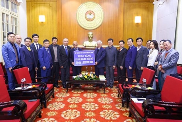 Vietnam Fatherland Front receives 21 solidarity houses for poor families