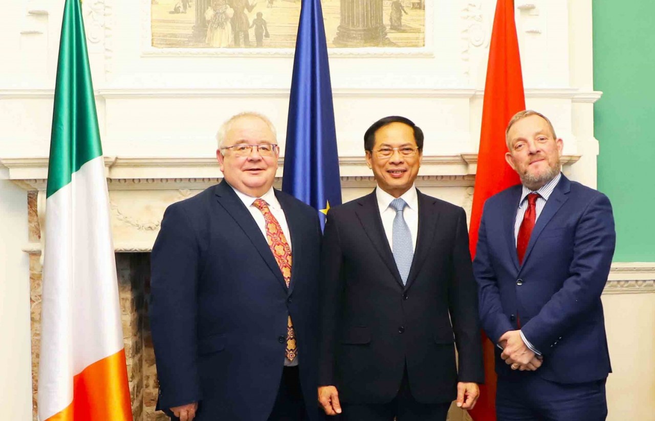 Foreign Minister Bui Thanh Son meets with leaders of Irish Parliament in Dublin