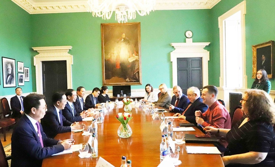 Foreign Minister Bui Thanh Son meets with leaders of Irish Parliament in Dublin