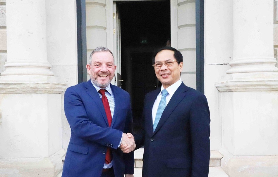 Foreign Minister Bui Thanh Son meets with leaders of Irish Parliament in Dublin