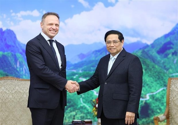 PM Pham Minh Chinh (R) and Italian Minister of Agriculture, Food Sovereignty and Forestry Francesco Lollobrigida (Photo: VNA)