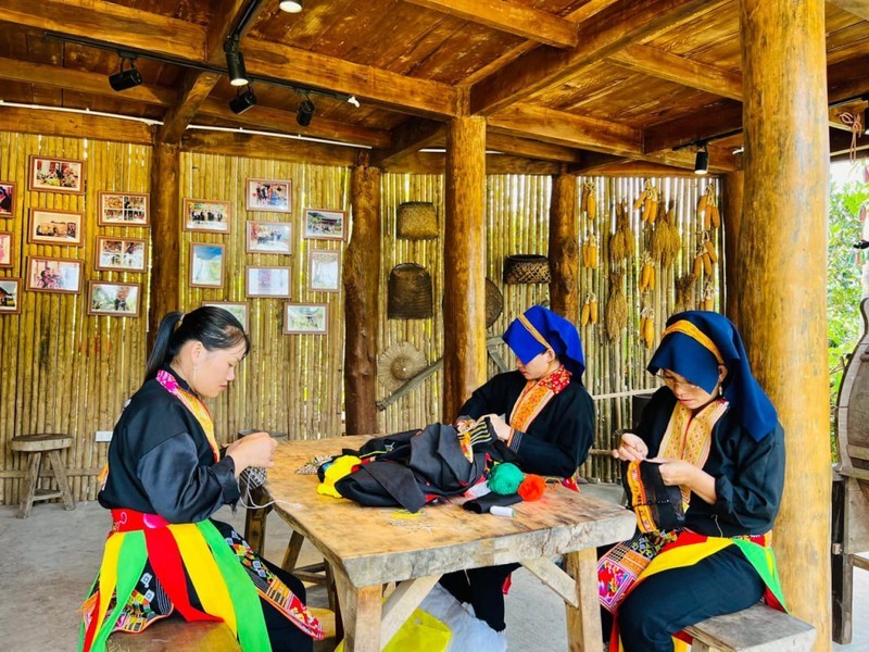 Dao people in Ky Thuong Commune (Ha Long City) participating in the community tourism model at Am Vap Farm. (Photo: NDO)