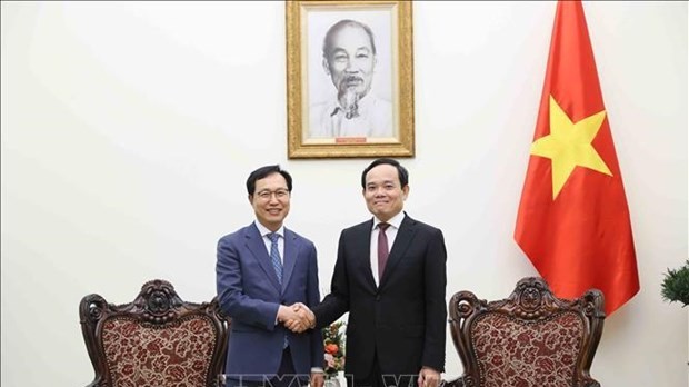 Deputy PM TRan Luu Quang asks for Samsung's help in training semiconductor engineers
