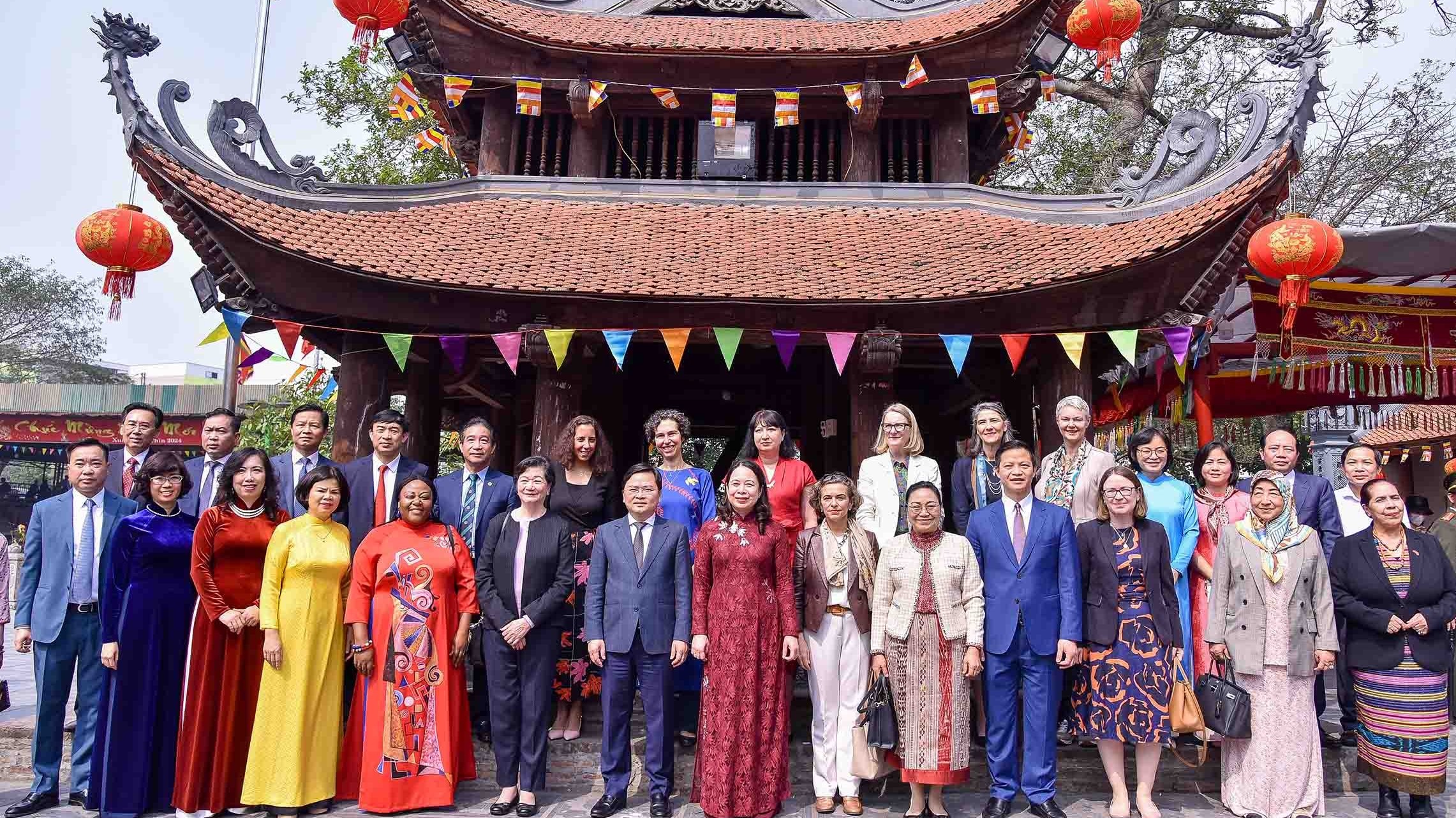 Vice President Vo Thi Anh Xuan meets female Ambassadors, Chief representatives of int’l organisations in Vietnam