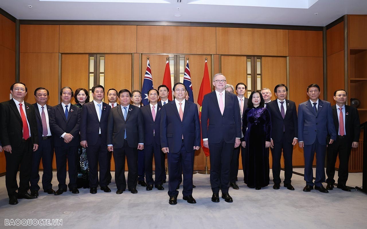 Thủ tướng Phạm Minh Chính và Thủ tướng Australia Anthony Albanese với các đại biểu tham gia lễ ký các văn kiện hợp tác. Ảnh: Dương Giang-TTXVN