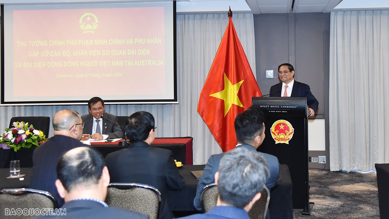 PM Pham Minh Chinh meets Embassy staff, overseas Vietnamese in Australia