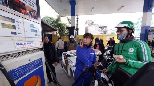 Petrol prices felt over 370 VND per litre
