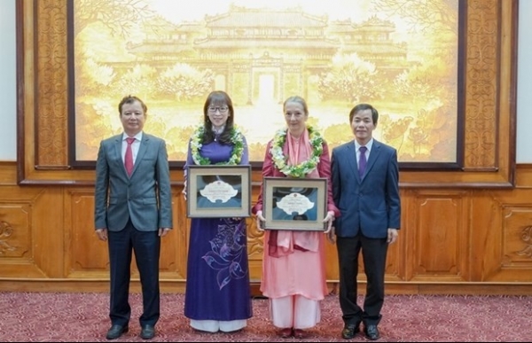 Two foreigners presented honorary citizenship title of Thua Thien Hue