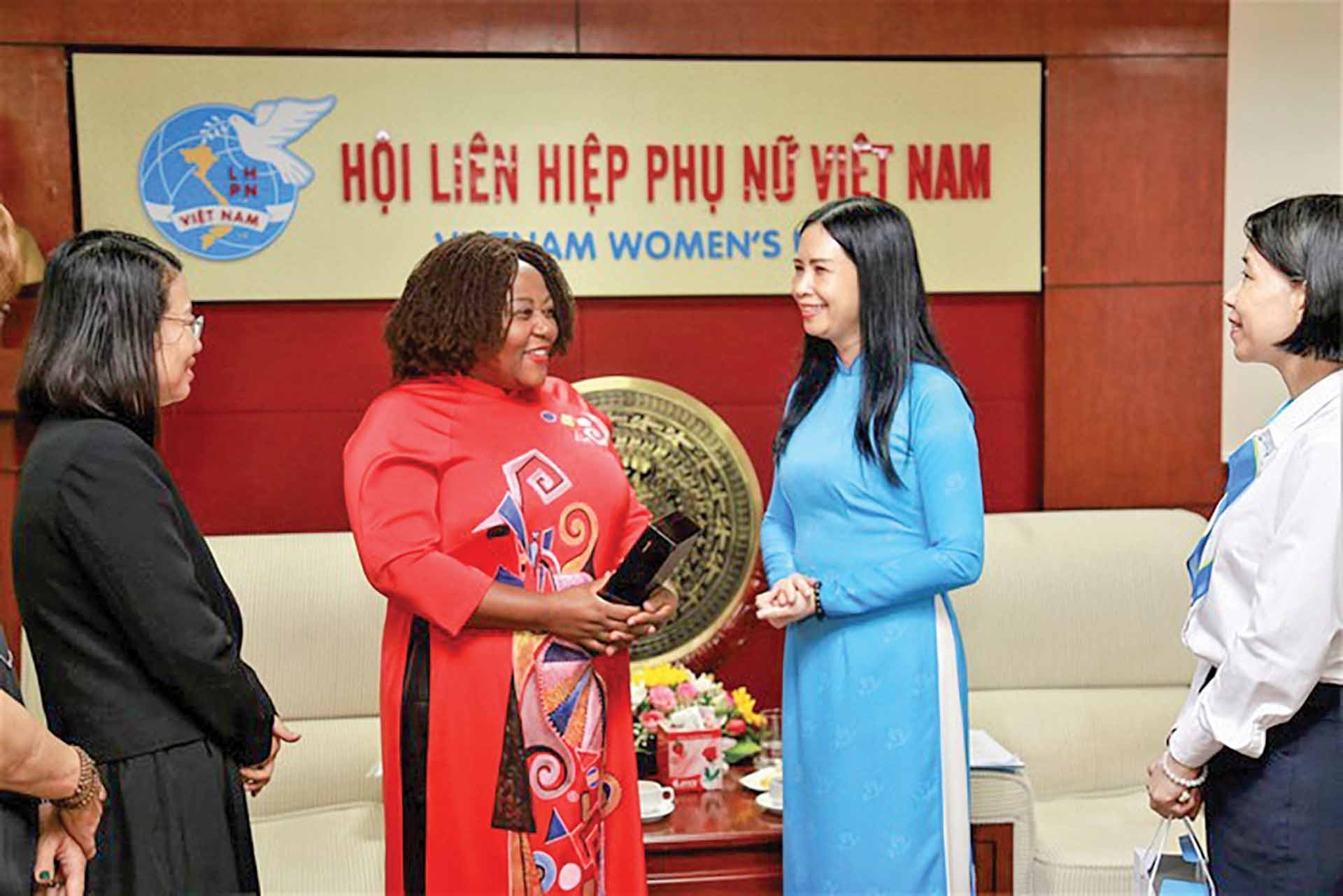 Phó Chủ tịch Hội LHPN Việt Nam Trần Lan Phương tiếp  bà Caroline T. Nyamayemombe, ngày 8/8/2023. (Nguồn: Hội LHPN Việt Nam)
