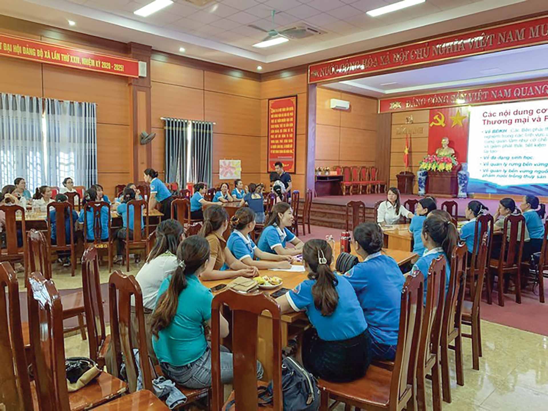 C&aacute;c th&agrave;nh vi&ecirc;n C&acirc;u lạc bộ &ldquo;Hội nhập quốc tế phụ nữ về m&ocirc;i trường&rdquo; tỉnh Quảng B&igrave;nh tham gia tập huấn, th&aacute;ng 9/2022. (Nguồn: Hội LHPN Việt Nam)