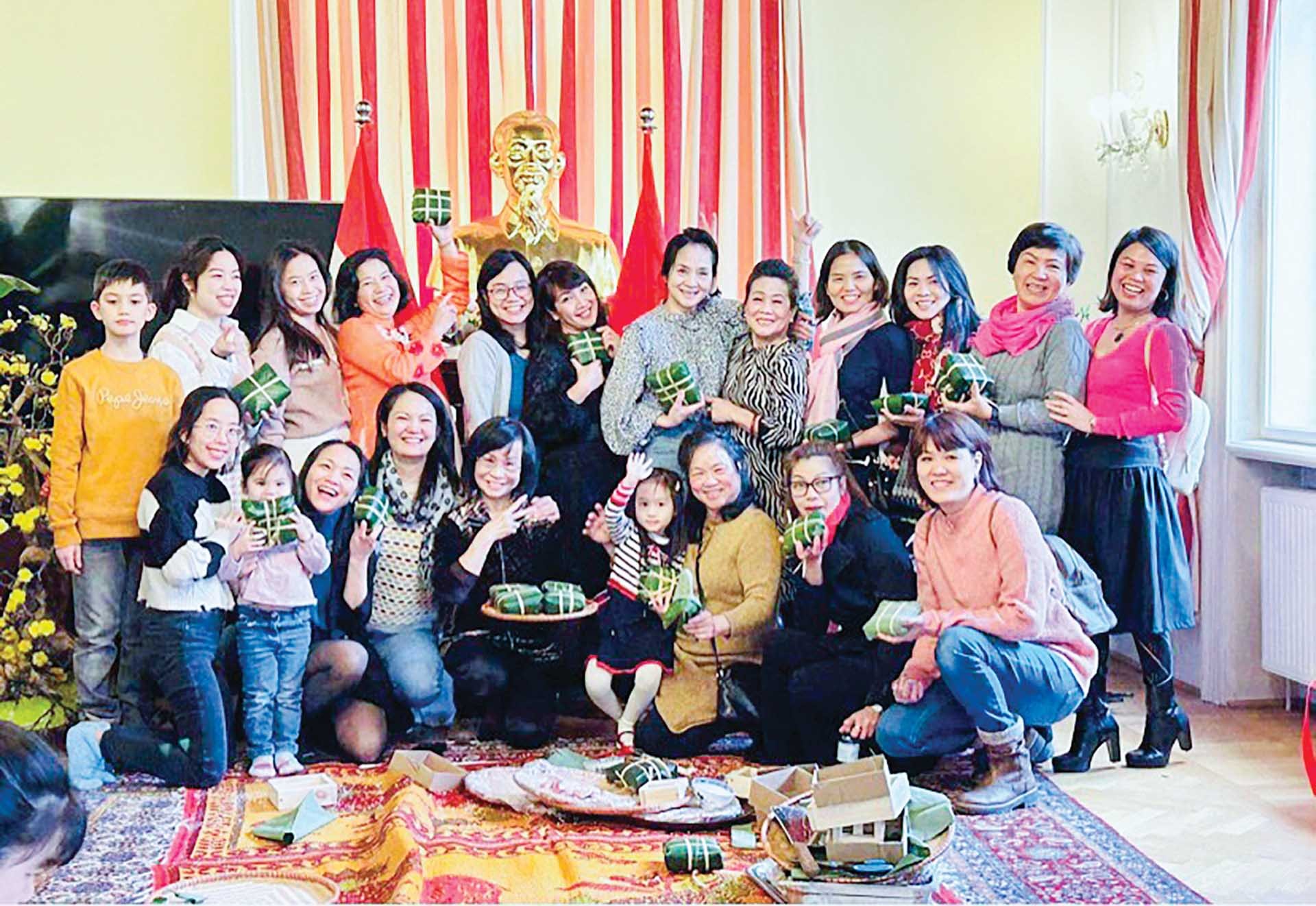The Vietnamese Women’s Union in Austria organized a Chung cake making event on the first Full Moon of the Lunar New Year.  (Photo: Ngo Thuy)