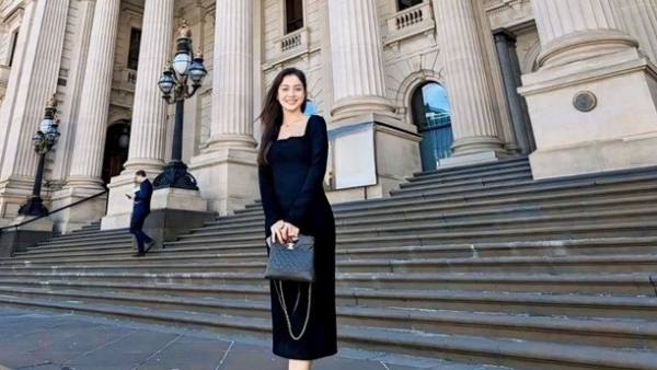 Hoa hậu Jennifer Phạm thanh lịch chọn đầm đơn sắc đen trong chuyến công tác nước ngoài
