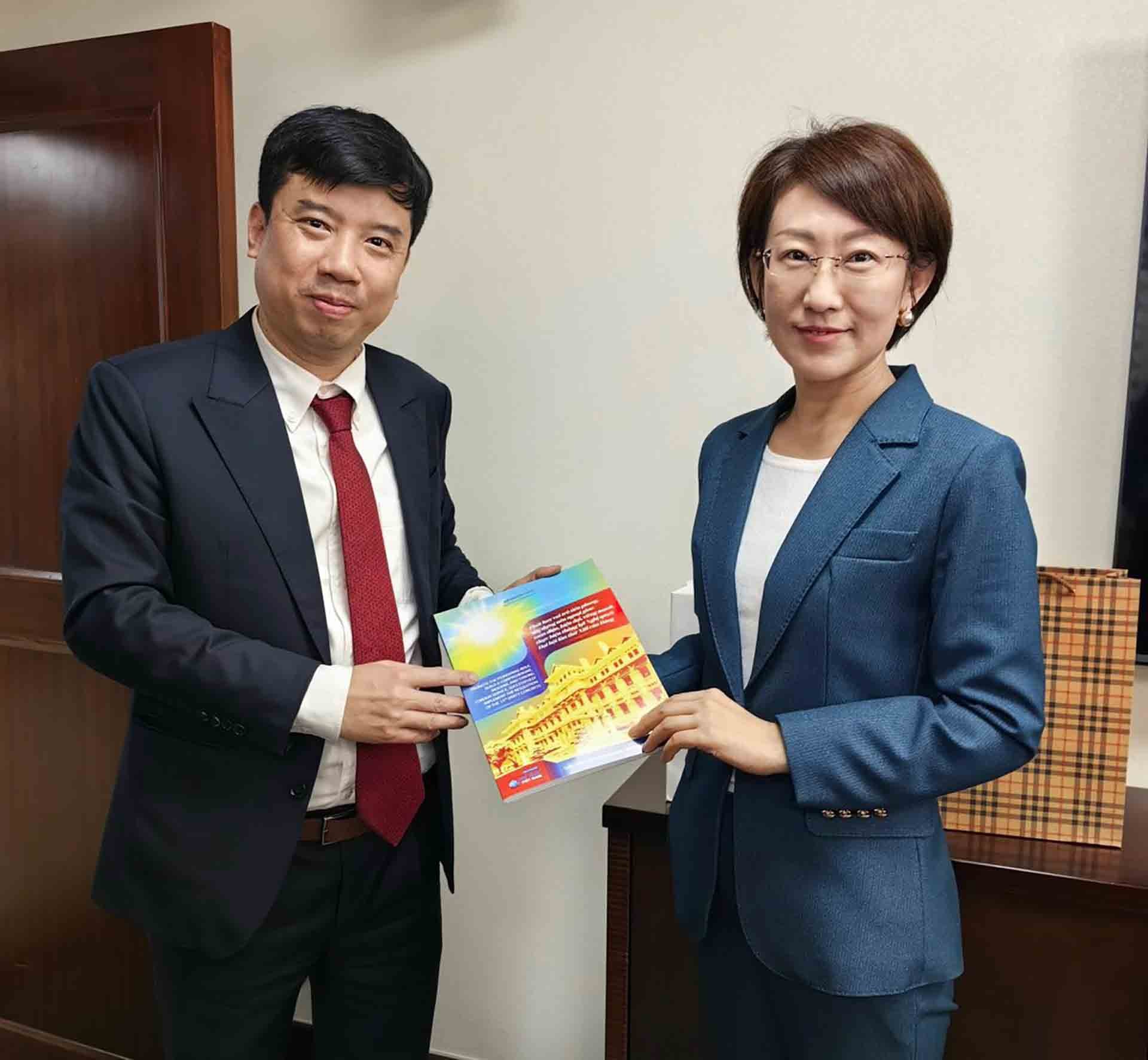 Tổng Bi&ecirc;n tập Nguyễn Trường Sơn trao ấn phẩm của B&aacute;o Thế giới v&agrave; Việt Nam tặng Ban Tuy&ecirc;n truyền Đảng ủy Khu Tự trị d&acirc;n tộc Choang Quảng T&acirc;y.