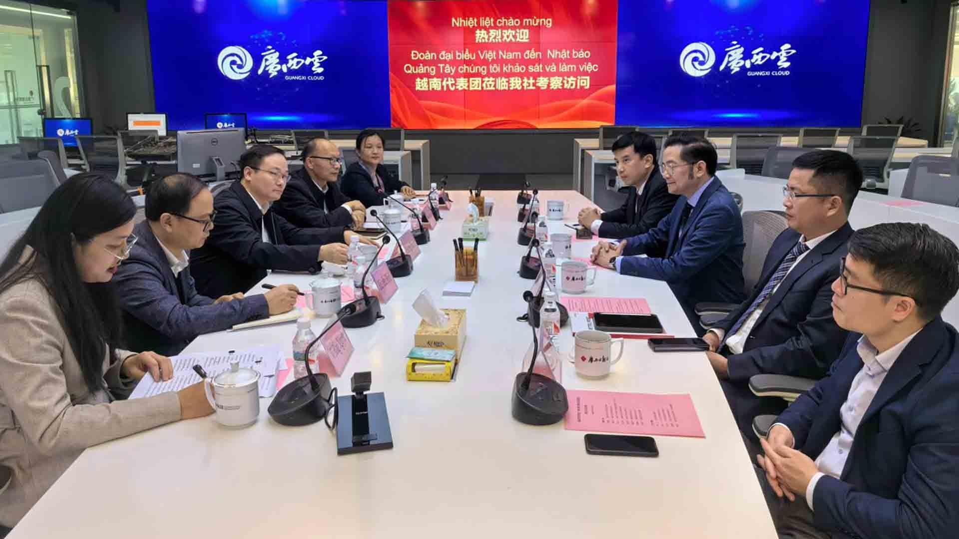 Tổng Bi&ecirc;n tập Nguyễn Trường Sơn c&ugrave;ng Tổng l&atilde;nh sự Đỗ Nam Trung v&agrave; Tổng gi&aacute;m đốc Viettel Post Ho&agrave;ng Trung Th&agrave;nh l&agrave;m việc với Nhật b&aacute;o Quảng T&acirc;y.