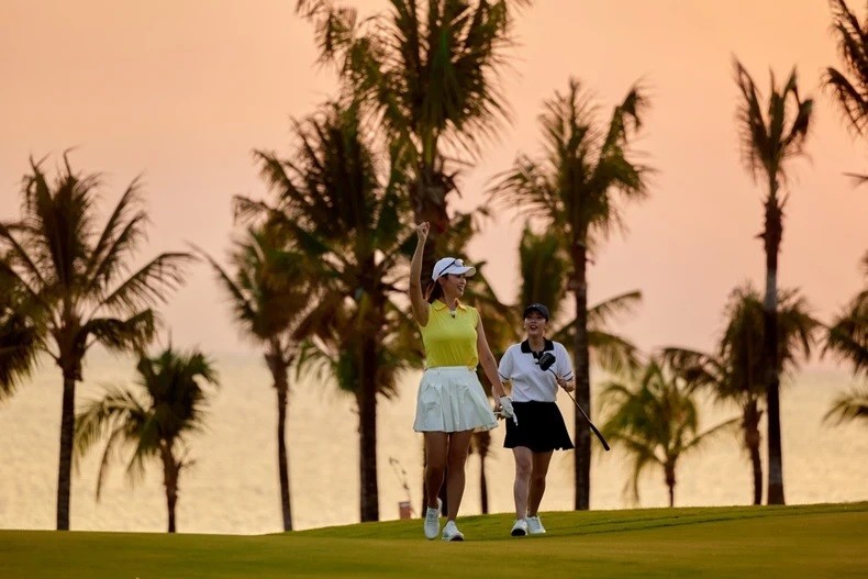 Vung Bau golf course is an ideal destination for both playing golf, relaxing and swimming.