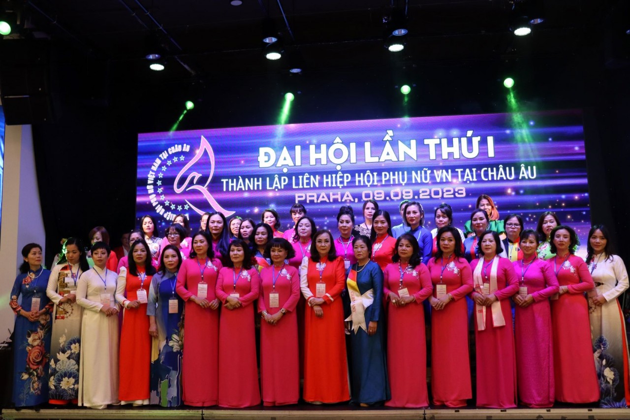 Ban chấp hành Liên hiệp hội phụ nữ Việt Nam tại châu Âu nhiệm kỳ 2023-2028 ra mắt. (Nguồn: TTXVN)