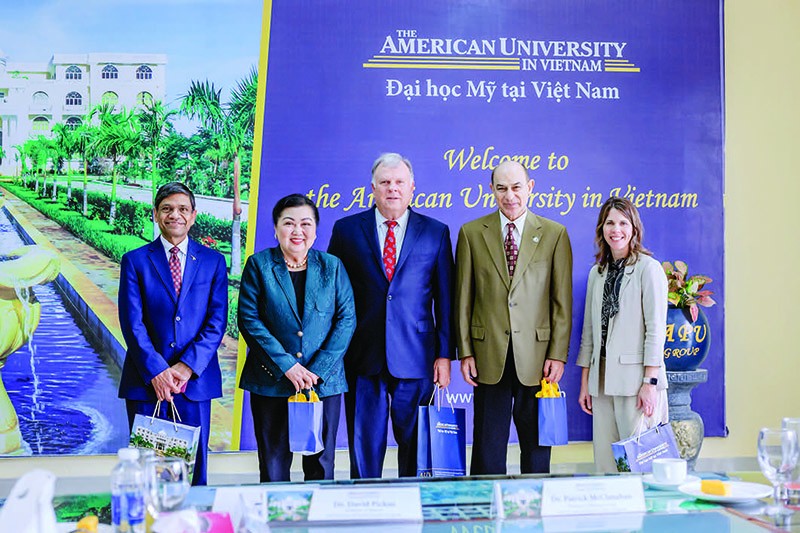 Dr. Thy Binh welcomed the delegation from University in Missouri City - Kansas (UMKC) and delegates including Dr. Chandra Agrawal (Chancellor), Dr. Jennifer Lundgren (Provost) and Dr. Kevin Truman (Vice Provost and Dean of Science and Engineering School) came for the annual exchange.