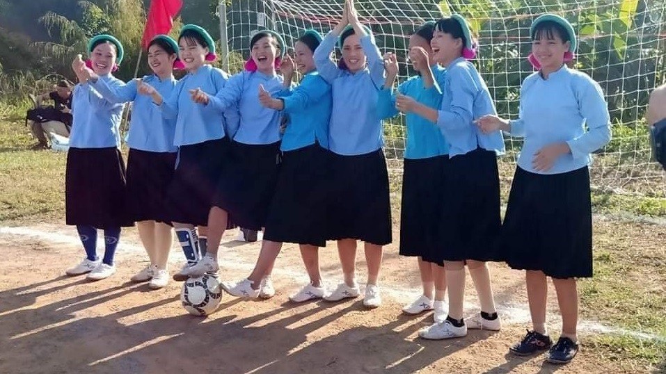 Quang Ninh: Binh Lieu's ethnic women play football in traditional costumes