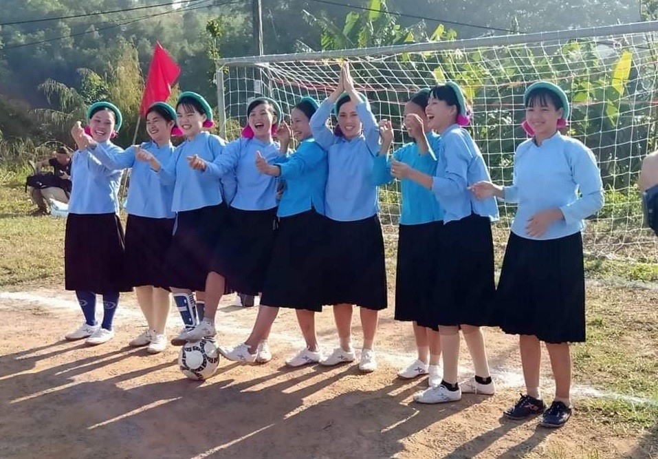 Quang Ninh: Binh Lieu's ethnic women play football in traditional costumes