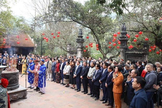 The foreign diplomats offer incense at the complex. (Photo: VNA)